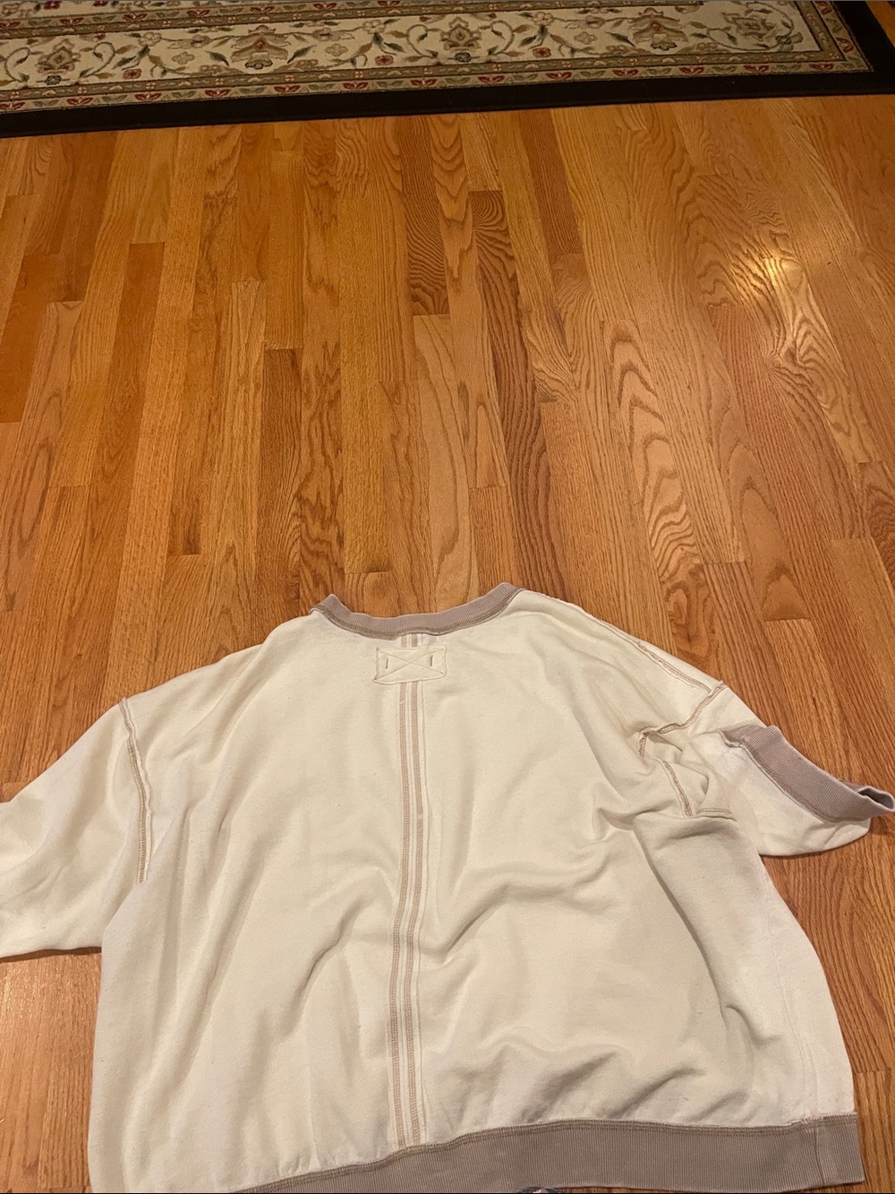 We the Free Cropped White Short Sleeve Sweatshirt with beige Trim - Picture 3 of 3